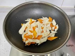 再下入茭白片，炒至变软。