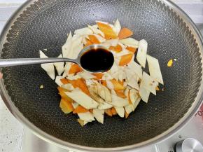 加入1勺蚝油，2勺生抽，翻炒均匀。