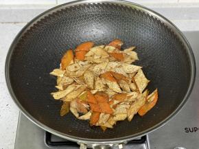 出锅前研磨黑胡椒颗粒撒入，即可出锅装盘。