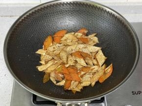 出锅前研磨黑胡椒颗粒撒入，即可出锅装盘。