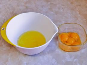 首先将蛋白与蛋黄分离。