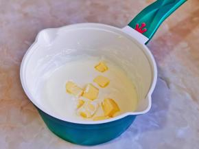 牛奶与奶酪完全融合，加入黄油继续隔水融化，搅拌至黄油与奶酪融合在一起。