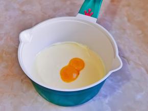 从热水中取出，先加入两个蛋黄搅拌均匀，再加两个搅拌均匀，加入剩下的两个搅拌均匀。(每加一次蛋黄一定要搅拌均匀后再加入下一次)