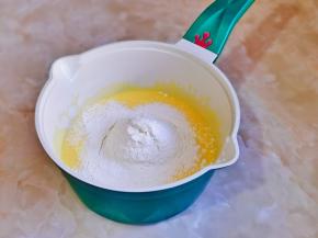 筛入低筋面粉，滴入红丝绒液。