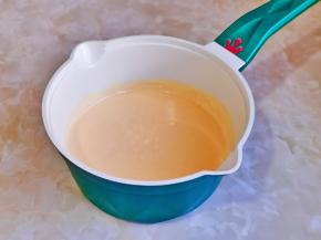 用手动打蛋器打至无干粉放旁边备用。