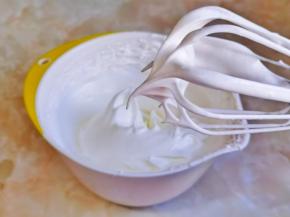 打至湿性发泡提起打蛋器有弯钩即可。（这时将烤盘里装入冷水，入烤箱165度预热）