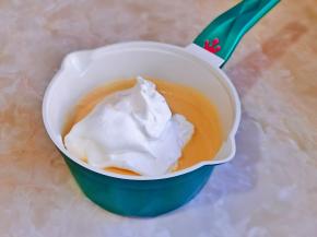 取一半蛋白放入奶酪糊中，翻拌均匀。