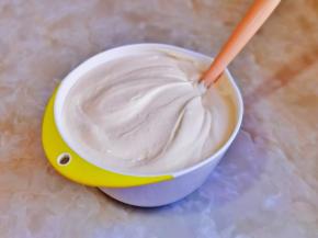 再把蛋糕糊倒入蛋白器具中，翻拌至看不到蛋白，做好的蛋糕糊细腻饱满。