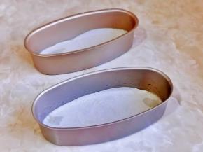 模具底部及四周刷上食用油，底部垫上油纸。(2个6寸蛋糕模具也可以)