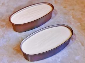 将蛋糕糊倒入模具中，轻轻震出气泡。