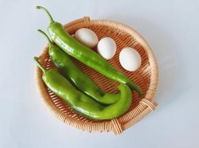 准备尖椒，鸡蛋。