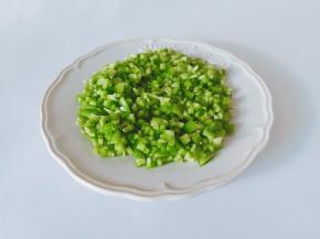 尖椒去籽切成长条，再切成小丁。