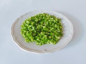 尖椒去籽切成长条，再切成小丁。