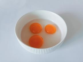 把三个鸡蛋放到碗里。