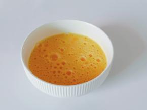 筷子顺着一个方向把鸡蛋打散。