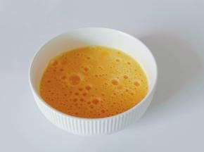 筷子顺着一个方向把鸡蛋打散。