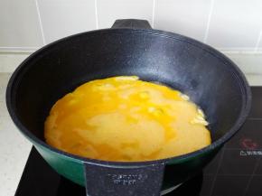 热锅热油放入鸡蛋液。