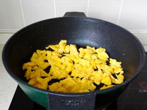 等鸡蛋液凝固时快速把拌散，盛盘备用。