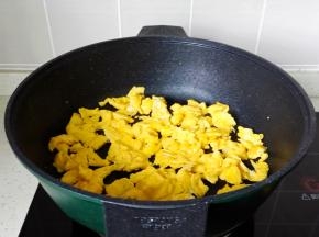 等鸡蛋液凝固时快速把拌散，盛盘备用。