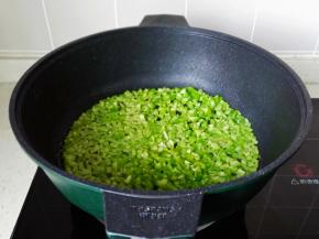 锅里重新加入适量的油，放入尖椒丁翻炒。