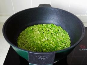 锅里重新加入适量的油，放入尖椒丁翻炒。