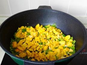 再放入炒好的鸡蛋碎。
