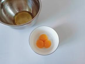 蛋清蛋黄分离开来，蛋清放到无水无油的容器里。