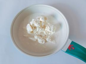 锅里放牛奶与奶油奶酪。