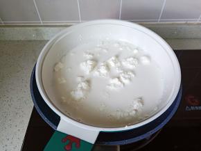 隔水加热至奶油奶酪融化【全程开小火】