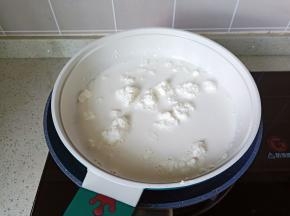 隔水加热至奶油奶酪融化【全程开小火】