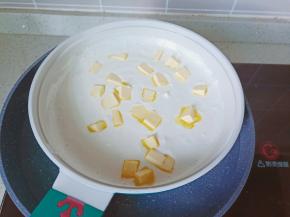 搅拌奶酪时一定要搅拌至顺滑无颗粒状态再放入黄油融化。