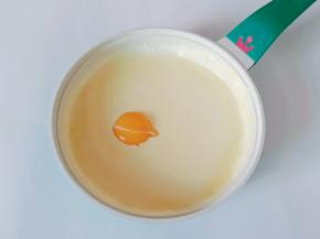 待黄油融化后关火，微微凉一下再加入蛋黄搅拌均匀【蛋黄一个个加，搅拌均匀再加一个，不要一次性加入】奶酪蛋黄糊过筛一遍，成品口感更加细腻，加入蛋黄时温度不能太高，不然烫熟。