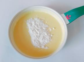 筛入低筋面粉，划z字形搅拌均匀即可。