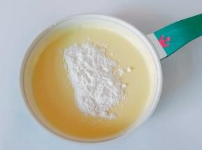 筛入低筋面粉，划z字形搅拌均匀即可。