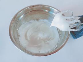 蛋清滴两滴白醋或者柠檬汁，分三次加入白砂糖打发，打发至湿性发泡大弯钩状态。