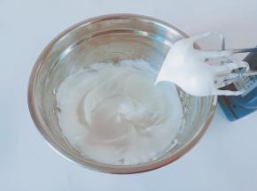 蛋清滴两滴白醋或者柠檬汁，分三次加入白砂糖打发，打发至湿性发泡大弯钩状态。