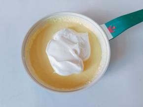 取1/3的蛋白放入蛋黄糊中翻拌均匀。