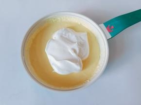 取1/3的蛋白放入蛋黄糊中翻拌均匀。