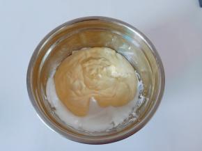 把翻拌好的蛋黄糊倒入蛋蛋白，再次翻拌均匀即可。