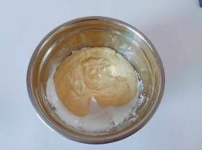 把翻拌好的蛋黄糊倒入蛋蛋白，再次翻拌均匀即可。