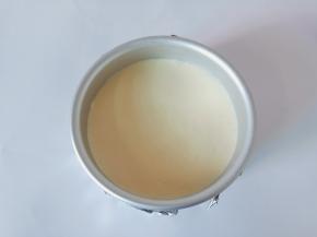 准备6寸不沾模具，底部刷上一层黄油再铺上油纸，油纸可以裁剪成模具大小，倒入蛋糕糊震出气泡（刷一层黄油是为了让油纸更加服帖）模具用锡箔纸包好（用实底模具就不用包）