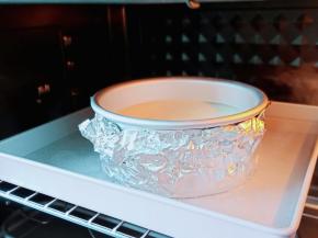 烤箱165度提前预热，烤盘倒入温水，把模具放在上面，用水浴法烤制，放中层上火165度先烤20分钟，再135度烤40分钟，烤好不要立马拿出来，放烤箱25-30分钟再取出。