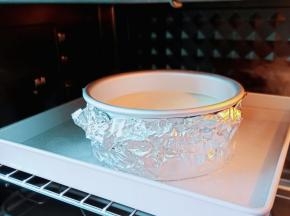 烤箱165度提前预热，烤盘倒入温水，把模具放在上面，用水浴法烤制，放中层上火165度先烤20分钟，再135度烤40分钟，烤好不要立马拿出来，放烤箱25-30分钟再取出。