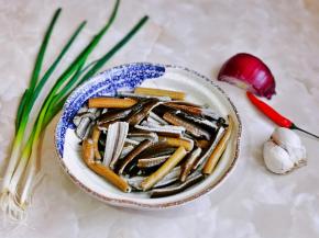 准备食材，黄鳝买的时候请店家帮忙处理好的，烫过了。