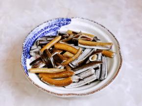 黄鳝清洗干净，沥干水分。