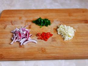 洋葱切丝，辣椒切段，蒜切末，切葱花。