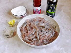 准备食材，姜去皮切丝。