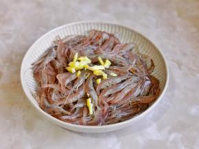 河虾清洗干净，沥干水分加入姜丝。