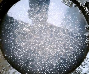 西米煮至剩余一点点白心时关火盖上锅盖焖三分钟