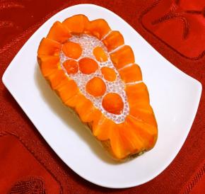 木瓜肉球和西米放入木瓜中再淋入牛奶就大功告成了